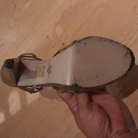 Beautiful Gold Shoes - Picture 5 of 6